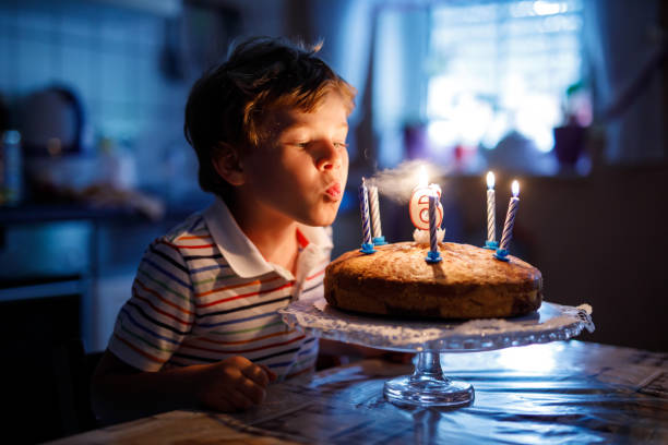 愛らしい幸せな金髪の子供男の子彼の誕生日を祝います。 - six candles ストックフォトと画像