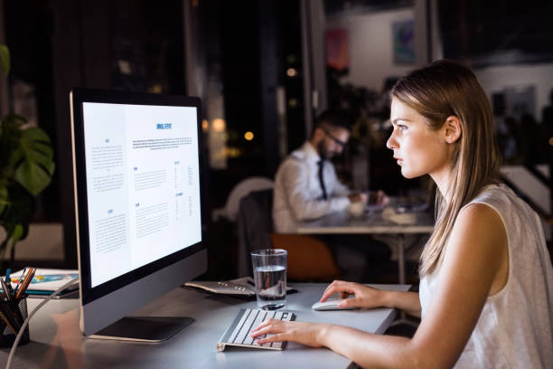 businesswoman in her office at night working late - garment emotional stress equipment household equipment imagens e fotografias de stock