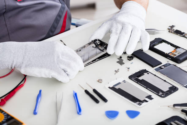istock Technician Repairing Mobile Phone 847644120