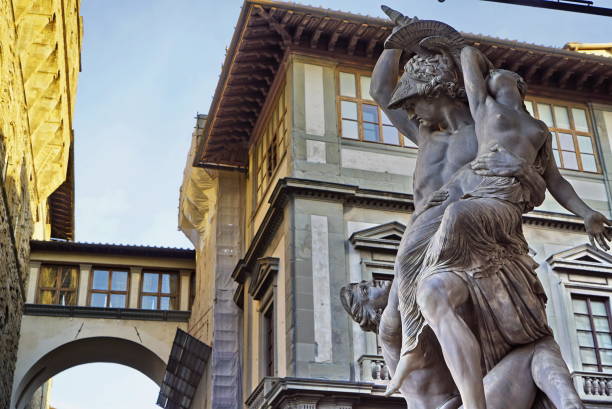 la violación de polyxena en loggia dei lanzi, plaza de la signoria, florencia - renaissance statue italy florence italy fotografías e imágenes de stock