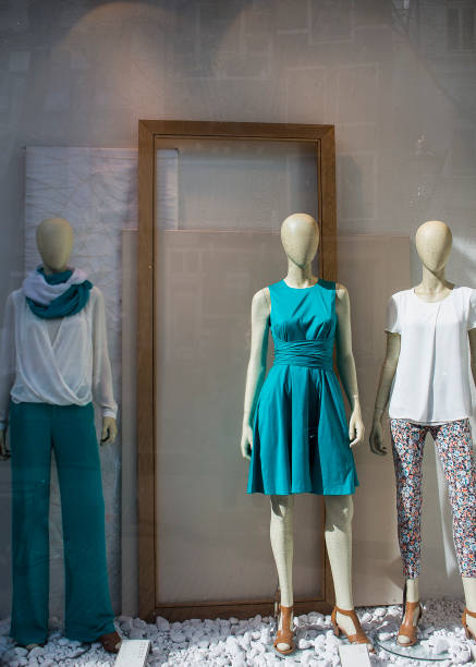 istock Mannequins shop window 847670978