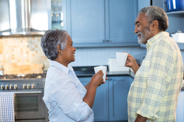 istock Side view of couple having drink in kitchen 847681820