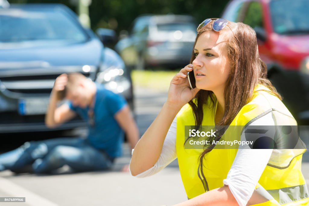 Mujer hablando por celular en la calle - Foto de stock de Usar el teléfono libre de derechos