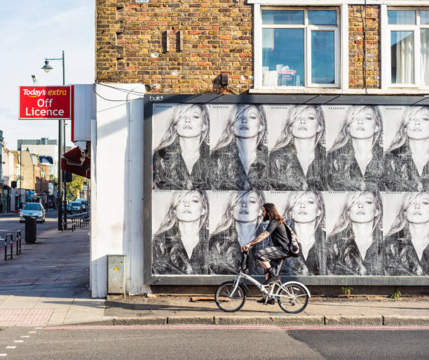 coin de la rue de londres est avec kate moss sur panneau-réclame - east london photos et images de collection