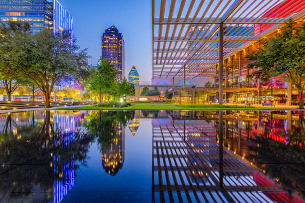 centro de la ciudad de dallas texas - night cityscape reflection usa fotografías e imágenes de stock