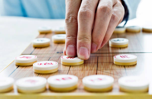 mano de hombre y ajedrez chino - chinese chess fotografías e imágenes de stock