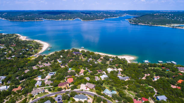 vue aérienne de gorgeous blue paradise lake au-dessus de lake travis et lakeway maisons le long du bord de l’eau - waters edge photos et images de collection