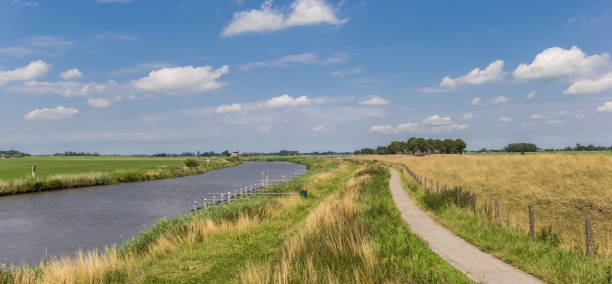 ścieżka rowerowa wzdłuż rzeki reitdiep w groningen, holandia - kane zdjęcia i obrazy z banku zdjęć