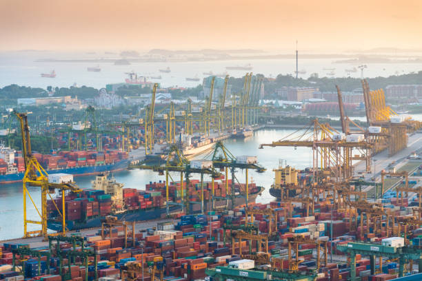 panoramablick auf urbane stadtbild in singapur - singapore harbour stock-fotos und bilder