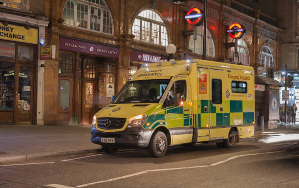 ambulanza di londra in piedi vicino alla stazione della metropolitana - travel healthcare and medicine emergency services urgency foto e immagini stock