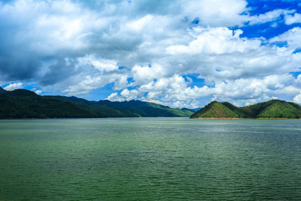parc national de barrage srinakarin - asia kanchanaburi province lake nature photos et images de collection
