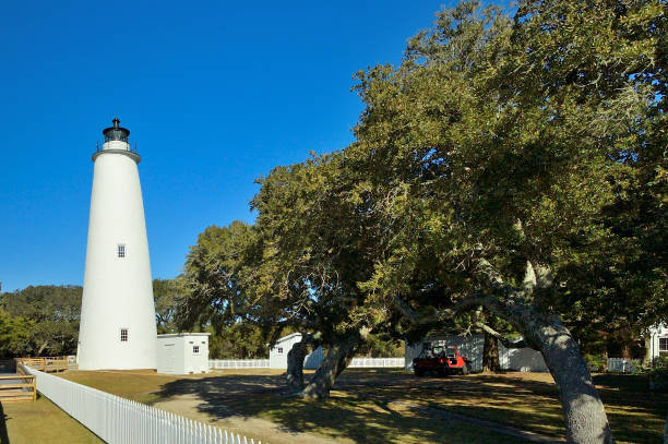 Ocracoke Island Lighthouse I This is the ocracoke lighthouse located on ocracoke island, a part of the cape hatteras national seashore, a a clear day with a brilliant blue sky ocracoke lighthouse stock pictures, royalty-free photos & images