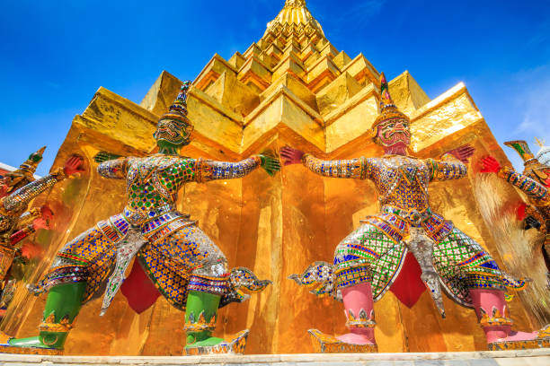 demonio guardian de wat phra kaew gran palacio de bangkok  - demon statue ancient architecture fotografías e imágenes de stock