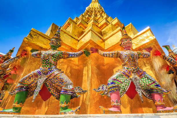 악령 보호자입니다 in 왓 프라깨오 (wat phar kaew 그랜드 팰리스 벤톤빌  - bangkok thailand demon majestic 뉴스 사진 이미지