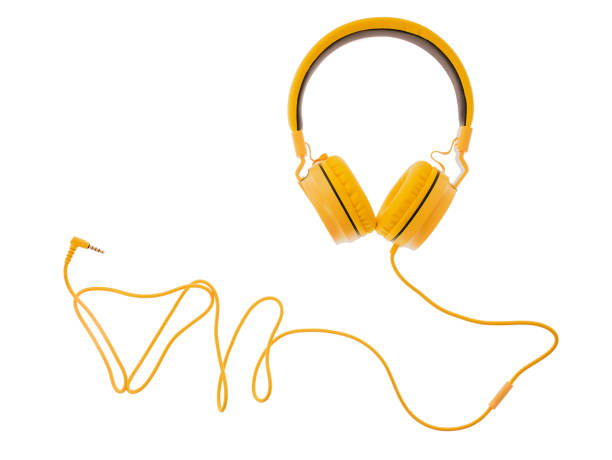 computador de fone de ouvido isolado em um fundo branco ou amarelo, fones de ouvido - cut out audio - fotografias e filmes do acervo