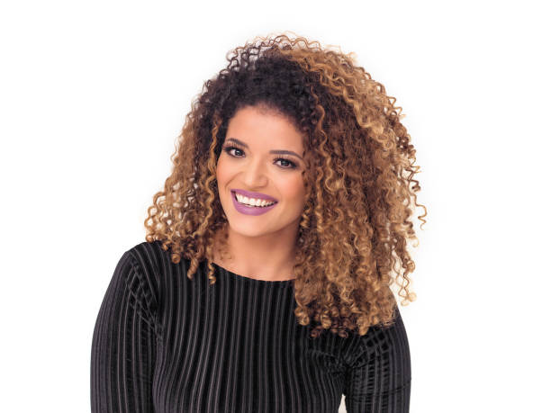 hermosa mujer con pelo rizado precioso usar lápiz labial morado y sonriendo - blond hair women curly hair make up fotografías e imágenes de stock