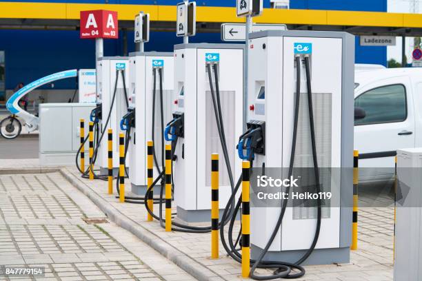 Estación De Servicio De Energía Foto de stock y más banco de imágenes de Estación de carga eléctrica - Estación de carga eléctrica, Coche eléctrico - Coche alternativo, Carga