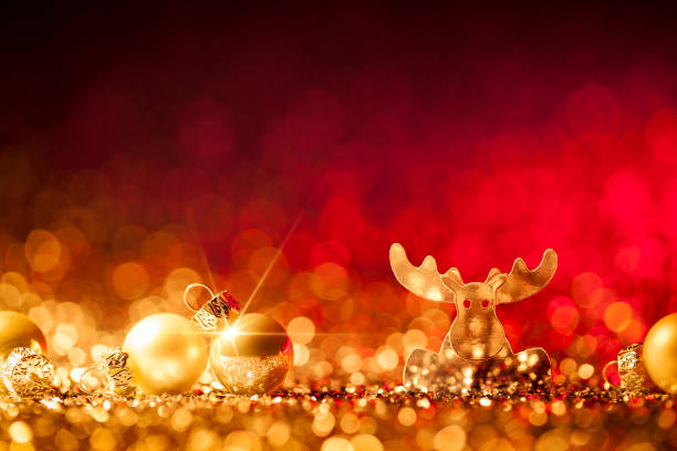 рождественский олень - defocused украшение золотой красный боке - reindeer christmas decoration gold photography стоковые фото и изображения