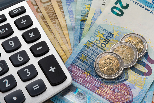 Cerca de una calculadora y dinero del euro en un concepto de análisis financiero photo