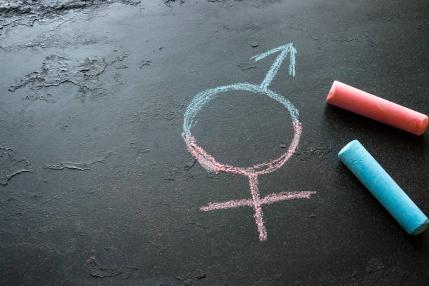 kleurrijke kleurpotloden en een symbool van een transgender - transgender stockfoto's en -beelden