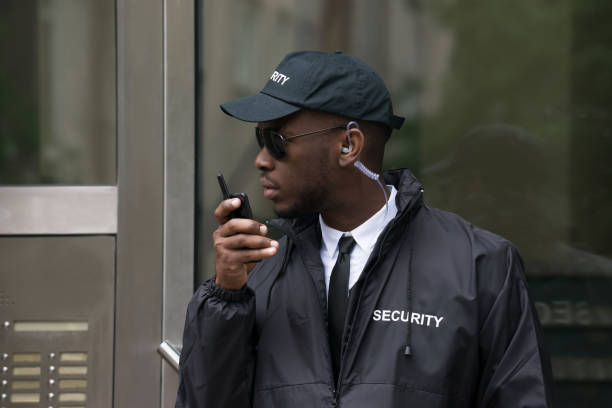 guardia de seguridad hablando por el walkie-talkie - security guard fotografías e imágenes de stock