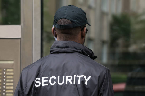 vista posterior de un guardia de seguridad - security guard fotografías e imágenes de stock
