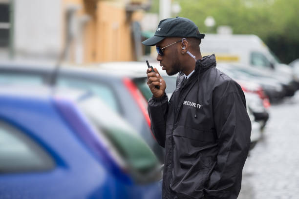 joven guardia de seguridad masculino con walkie-talkie - security guard fotografías e imágenes de stock