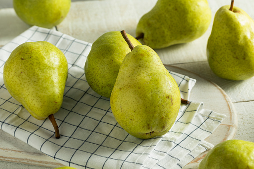 Raw Green Organic Bartlett Pears Ready to Eat