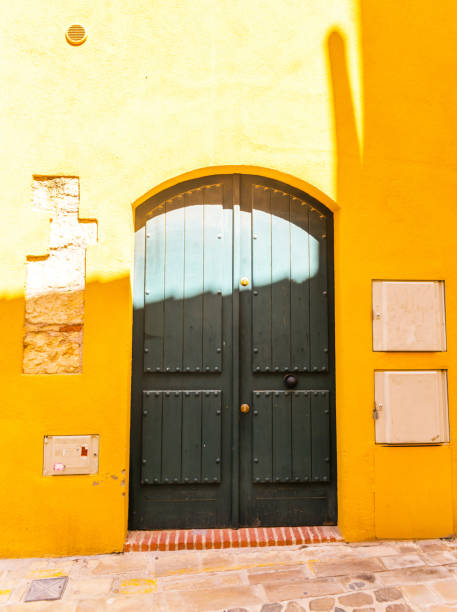istock Old gate with interesting texture, element of architecture, interesting entrance to the building, vintage style 847853804
