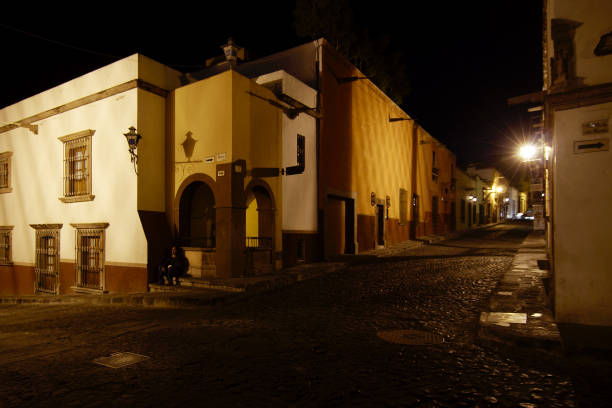 улица сан-мигель - mexico san miguel de allende wall road стоковые фото и изображения