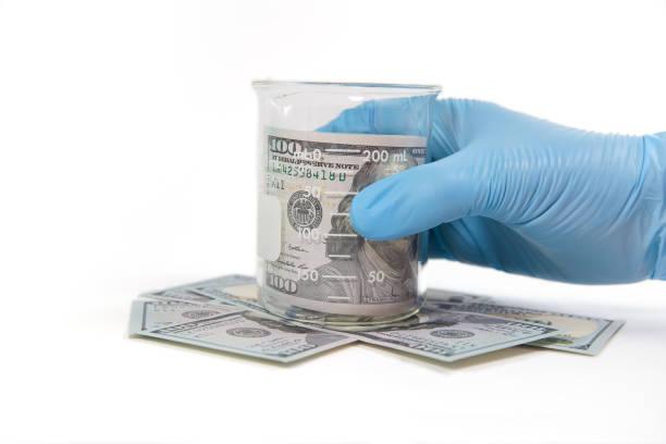 istock Hand and beaker of money 847891380