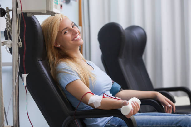 sourire de femme faisant don sang - dialyse photos et images de collection