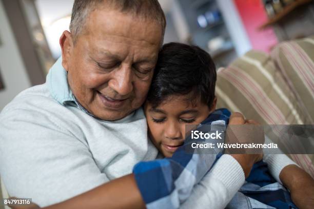 Photo libre de droit de Grandpère Embrassant Garçon banque d'images et plus d'images libres de droit de Grand-parent - Grand-parent, Enfant, Indien d'Inde