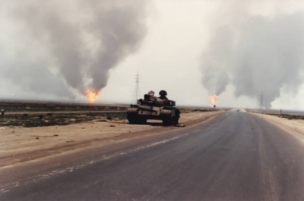 tanque iraquí abandonado en kuwait tras la guerra del golfo pérsico - iraq conflict fotografías e imágenes de stock