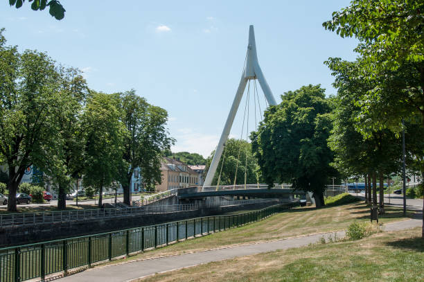 modernen hängebrücke auf il kanal in mulhouse - mühlhausen stock-fotos und bilder