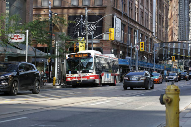 autobús del tránsito de toronto en queen street, centro de la ciudad - saks fifth avenue fotografías e imágenes de stock