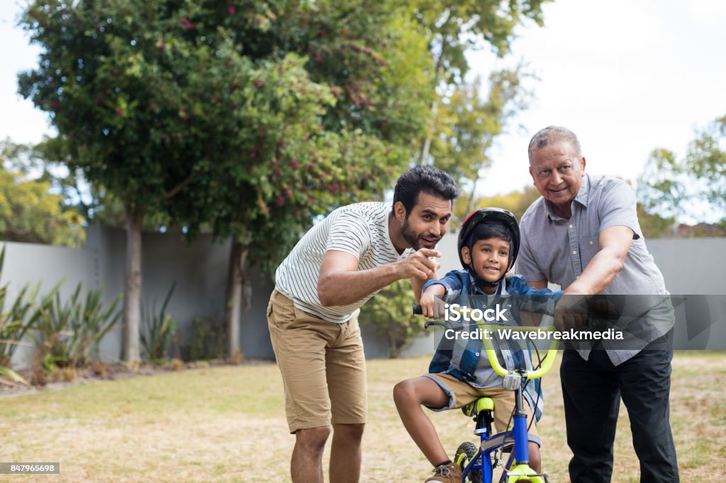 Jungen lernen Fahrrad mit Vater und Großvater - Lizenzfrei Familie Stock-Foto