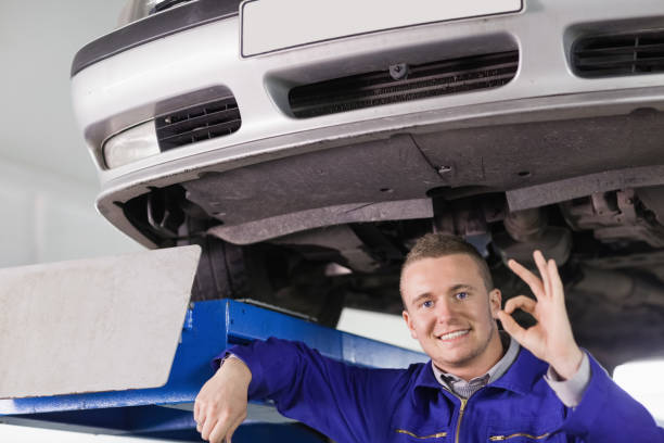 istock Smiling mechanic doing a gesture with his hand 847984558