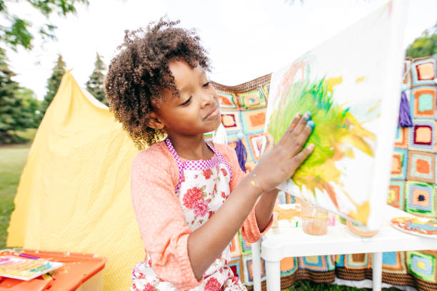 istock Outdoor art lesson for kids 847991760