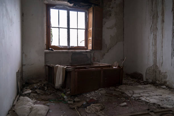 istock View of a abandoned house 848093648