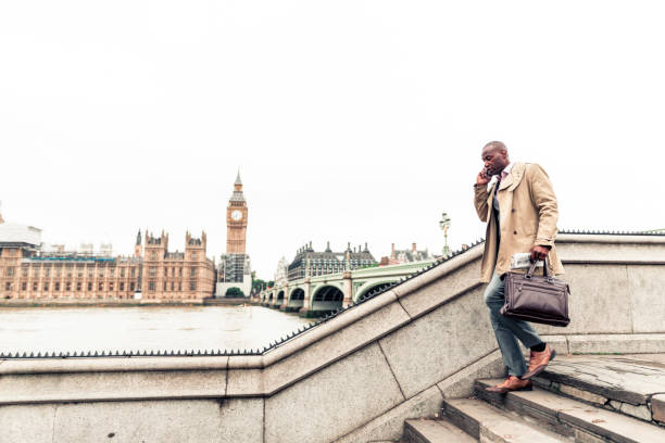 biznesmen przelicza swoje spotkania, aby uwzględnić jego spóźnienie. - walking people business travel business zdjęcia i obrazy z banku zdjęć