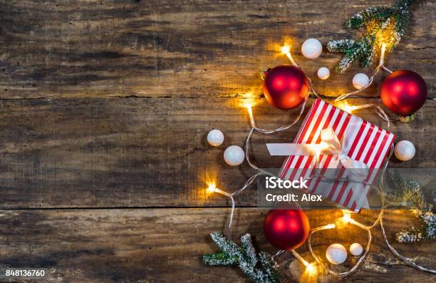 Weihnachtsgeschenk Und Ornamente Stockfoto und mehr Bilder von Weihnachtsgeschenk - Weihnachtsgeschenk, Advent, Ast - Pflanzenbestandteil