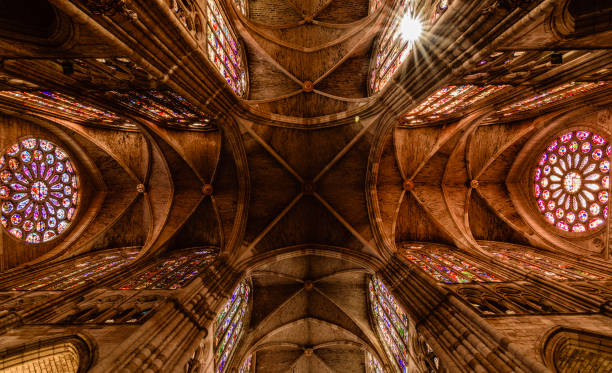 cathédrale de leon - arc élément architectural photos et images de collection