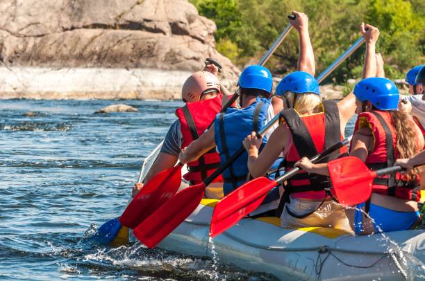 fluitazione. - extreme sports rafting team sport white water rafting foto e immagini stock