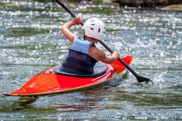 rafting y kayak. un atleta muy joven mejora sus habilidades en el funcionamiento de un kayak en un río con una corriente rápida. - sports team sport rowing teamwork rafting fotografías e imágenes de stock
