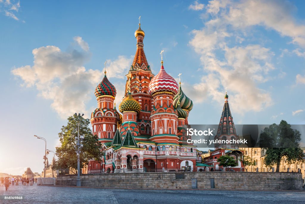 Wolken am blauen Himmel über Dom - Lizenzfrei Basilius-Kathedrale Stock-Foto