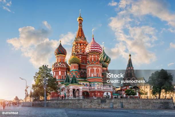 Wolken Am Blauen Himmel Über Dom Stockfoto und mehr Bilder von Basilius-Kathedrale - Basilius-Kathedrale, Moskau, Kathedrale