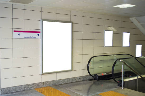 地下鉄の駅にブランクの看板 - metro bus ストックフォトと画像