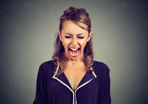 angry frustrated young woman screaming - overemotional imagens e fotografias de stock