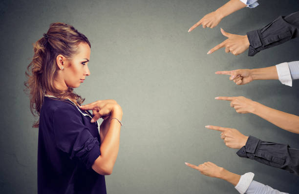 incolparti. donna arrabbiata ansiosa giudicata da diverse persone che puntano le mani contro di lei. le emozioni umane negative affrontano il sentimento di espressione - people in a row in a row human face smiling foto e immagini stock